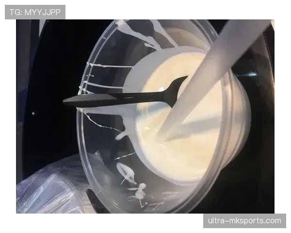 杨力维家的冰箱里塞满蛋白粉，连饮料都是无糖的